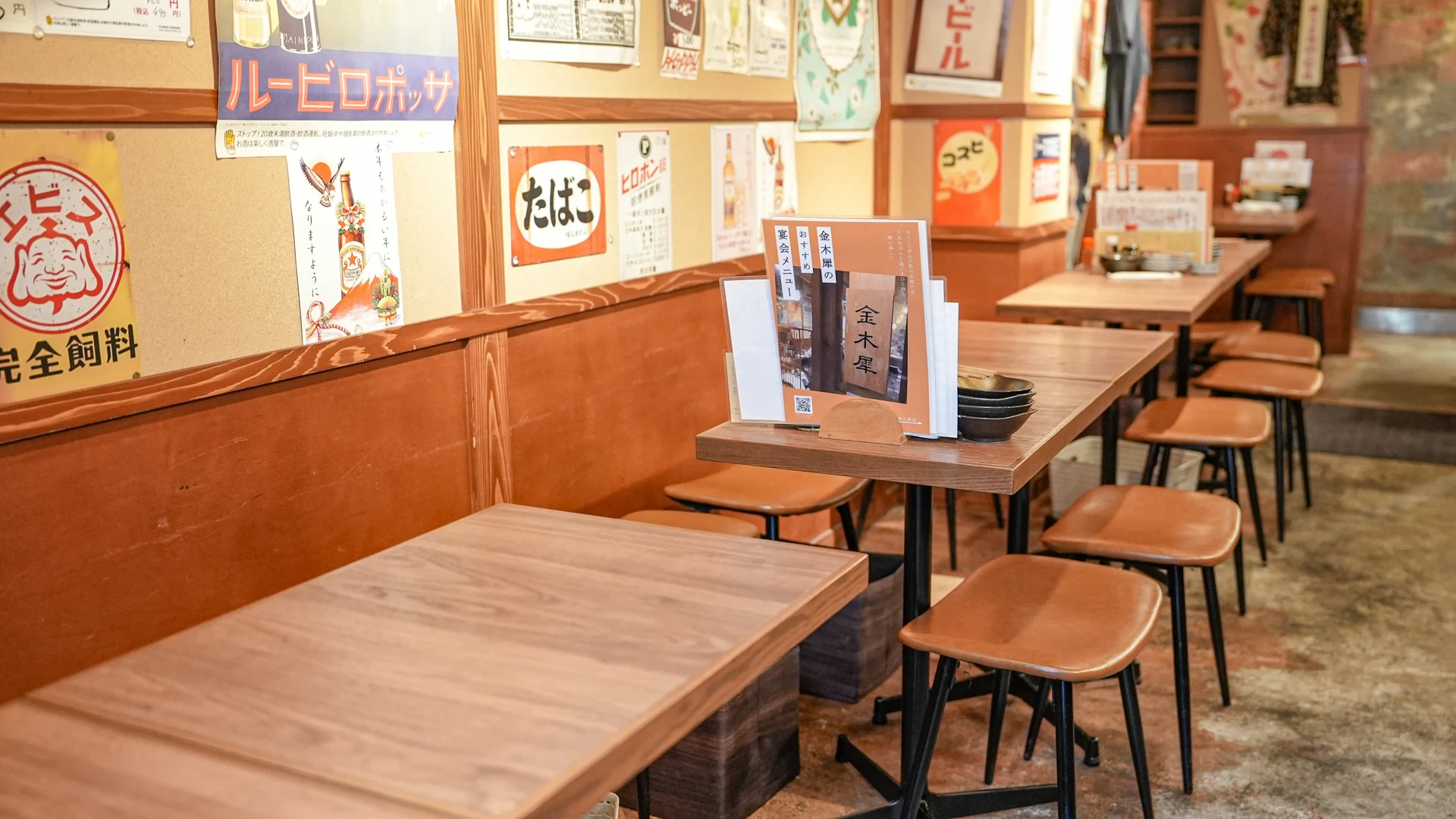 あたたかな照明の店内とテーブル席